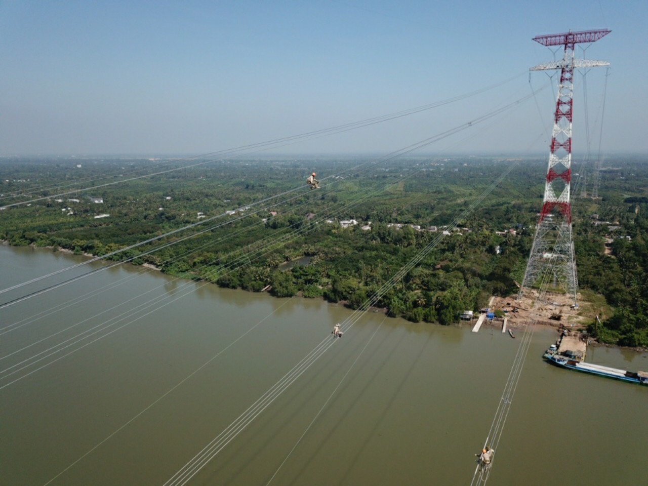 The 500kV Song Hau – Duc Hoa line project has a total length of 133km, from the 500kV distribution yard of Song Hau Power Center (Hau Giang) to the 500kV Duc Hoa substation (Long An), with columns with a height of about 175m, highest in Vietnam.