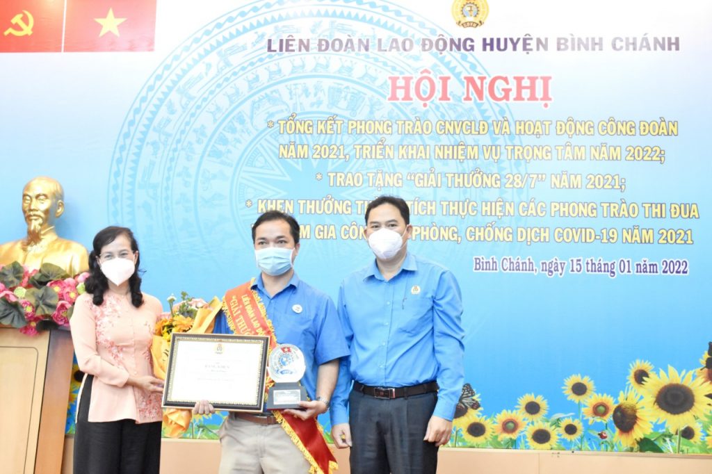 CHỦ TỊCH CĐCS CÔNG TY CÁP ĐIỆN ĐẠI LONG VINH DỰ NHẬN GIẢI THƯỞNG 28-7 NĂM 2021